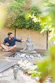 99 get it as soon as thu, jul 1 Mann Sitzt Im Schneidersitz Neben Einer Buddha Statue In Einem Zen Garten Und Benutzt Ein Smartphone Stockfoto