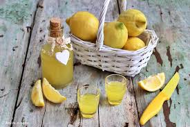 Lavate i limoni ed asciugateli. Limoncello Fatto In Casa Ricetta Facile 2 Amiche In Cucina
