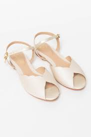 Flache Braut Sandalette Mit Muschelsaum In Creme Schimmer Effekt Vegan Ahuva Brautschuhe Braut Sandalen Schuhe Hochzeit