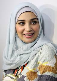 Pernikahan mark sungkar dan santi asoka mala di tahun 2014 lalu sempat menjadi perbincangan lantaran perbedaan usia keduanya yang mencapai 45 tahun. Seperti Teman Shireen Panggil Nama Ke Istri Muda Mark Sungkar