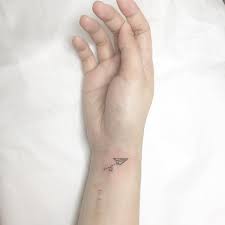 Wählen sie sorgfältig die exakte körperstelle für ihre tätowierung aus und. Mini Tattoos 100 Susse Motive Und Ideen Fur Ein Kleines Tattoo Fur Frauen