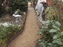 Wer einen blickfang im garten hat, beispielsweise einen kleinen teich, sollte wenigstens eine sichtachse schaffen. Gartenweg Anlegen Anleitung Fur Hobbyhandwerker Bauen De