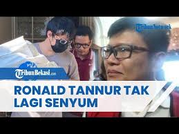 DETIK-DETIK PENANGKAPAN Ronald Tannur saat Dijebloskan ke Rutan Surabaya,  Tak Lagi Senyum-senyum