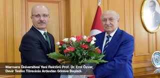 İlk, orta, lise ve üniversite eğitimini aynı şehirde tamamladı. Erol Ozvar Biyografya