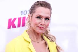 Jennie Garth : à 52 ans, ces opérations à répétition qu'elle ne veut plus  cacher