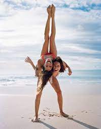 Best Group Photo Ideas For Family Friends And Large Groups Photoshoots Beach Photoshoot Cute Friend Photos Cute Beach Pictures