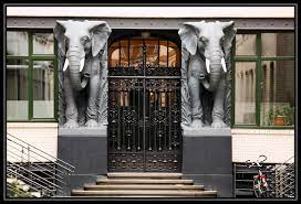 Built in 1899 by the woermann trading company (a firm which made a fortune trading with africa during the colonial period), africa house is still used by the woermann concern as its head office. Afrika Haus Eingange Und Turen I Foto Bild Deutschland Europe Hamburg Bilder Auf Fotocommunity