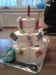 Torte Au S Klopapier Rollen Das Ideale Geschenk Zum Geburtstag Hochzeit Oder Einweihung Bei Diesem Geschenk Klopapiertorte Klopapier Torten Basteln