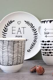 Diy Tassen Und Teller Im Angesagten Schwarz Weiss Look In Nur 10 Minuten Jetzt Diy Cups Fabric Crafts Diy Wood Gifts Diy
