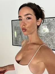 Dona Morris's Instagram, Twitter & Facebook