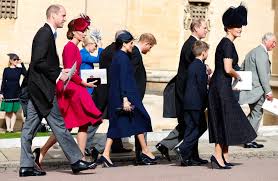 Kates vater michael führt sie zum westeingang, durch den sie die kirche betreten. Bildergalerie Auf Schloss Windsor Stars Und Royals Bei Hochzeit Von Prinzessin Eugenie Bild 3 Von 10 Faz