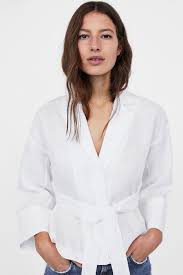 Ya te hablamos de los vestidos blancos y de lo bien que sientan en verano, pero para esos días que te apetece ponerte falda, bermudas o pantalones hemos pensado que es de gran ayuda saber que existen miles de tipos de camisas, blusas y tops blancos para combinar como más te guste. Las Camisas Blancas Mas Guay Son De Zara Stylelovely