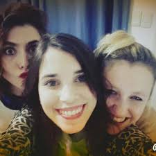 Hoy cumple años mi pana y mi llave. La Celeste de esta Sandra. La Mosca de esta  Smith. Mira si habremos pasado por cortes de pelo, aventuras y emociones,  amiga mía. Mi