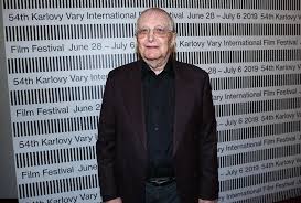 Jiří suchý momentálně zkouší koncert nazvaný konečně, jejž začátkem června uspořádá v pražském divadle semafor. Jiri Suchy Je Na Prahu Devadesatky Opet Na Vrcholu Sedmicka Cz