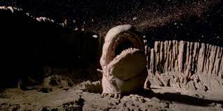 En la franquicia de la guerra de las galaxias los exogorth o babosas espaciales junto con los tibidees son seres de base silícica que son capaces de sobrevivir en el espacio Space Slug Starwars Com