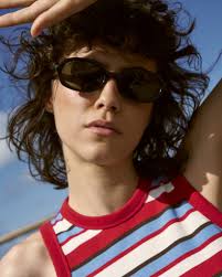 Creator, a distinctive and timeless oval frame.