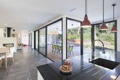 Une Villa Baignee De Lumiere En Symbiose Avec La Foret Landaise Menuiseries Aluminium In Maison Moderne Toit Plat Interieur Maison Contemporaine Plan Maison