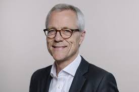 Nadine Head's Instagram, Twitter & Facebook