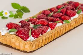 Tarte A La Chantilly Aux Fraises Et Au Basilic Recette Plat A Tarte Gateau Fraise Alimentation