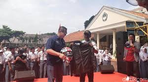 Di sini gue minta maaf kepada. Berkat Viralnya Pak Slamet Jkt48 Dihadirkan Di Sman 4 Tangsel