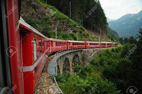 Les interrail pass sont valables sur l'ensemble de la ligne. Swiss Mountain Train Bernina Express De Tirano A St Moritz En Italie Et En Suisse Banque D Images Et Photos Libres De Droits Image 81637768