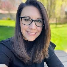 Laura Warnock's Instagram, Twitter & Facebook