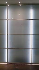 pin auf schiebetur vor schrank