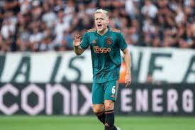 Of course, with youth comes talent, but also potential naivety and a lack of experience. Manchester United Donny Van De Beek So Viel Ablose Kassiert Ajax Amsterdam