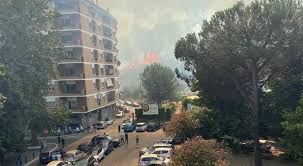 Apr 21, 2021 · incendio oggi al pigneto, in via alberto da giussano, a roma: Roma Incendio A Monte Ciocci Fiamme Vicino Ai Palazzi