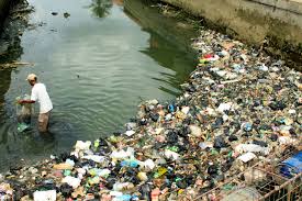 Berikut ketentuan sanksi dalam pasal 130 ayat 1 a. Gambar Orang Membuang Sampah Sembarangan Di Sungai