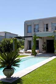 El cemento y la madera son los grandes protagonistas, además del mármol. Un Gran Parque Con Deck Y Una Cocina Sonada Como Es La Lujosa Mansion De Claudia Fontan Minuto Argentina