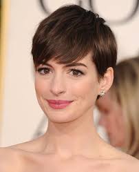 Il nuovo taglio capelli medi scalati di anne hathaway è la nuova foto da portare dal parrucchiere e sta bene a tutte. Anne Hathaway 35 Tagli Di Capelli Della Star De Lo Stagista Inaspettato