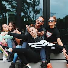 Jennifer lopez and alex rodriguez each have two kids, making for a beautiful blended family of six with four kids — max, emme, ella, and natasha. Jennifer Lopez And Marc Anthony Lip Sync With A Rod At Son S Recital
