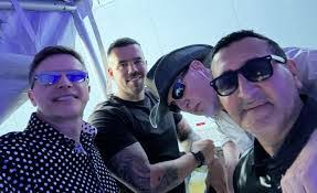 Kim Fuentes's Instagram, Twitter & Facebook