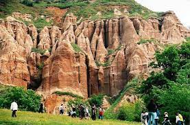 Locatiile prezentate mai jos au fost vizitate de mine si familia mea in in vacantele din ultmii 2 ani si am avut desi moeciu in sine nu are importante atractii turistice, puteti vizita in apropiere numeroase puncte turistice unice in tara noastra: Red Abyss Visit Romania Romania Travel Places To Travel