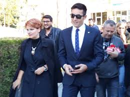 Lia olguța vasilescu a fost căsătorită cu ovidiu răzvan wlassopol, membru al consiliului autorității de. Lia OlguÈ›a Vasilescu È™i Claudiu Manda Se CÄƒsÄƒtoresc Realitatea De Craiova