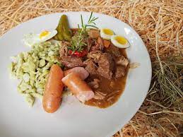 Het bekendste voorbeeld hiervan is goulash, dat als fiaker gulasch in wenen een van de populairdere gerechten is verworden. Foodoptions And Flavours Fiaker Goulash
