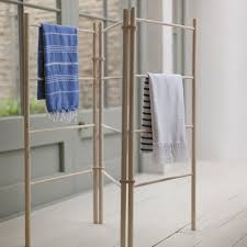 Porte Serviettes Pour Salle De Bain En Bois D Epicea Avec 12 Barreaux Zigzag Decoclico Porte Serviette Salle De Bain Bois Idee Deco Meuble