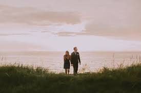 Berlatar senja memang menjadi salah. Siap Siap Baper 14 Ide Foto Pre Wedding Di Pantai Kala Senja Menyapa Ini Cantik Dan Bikin Deg Deg Ser