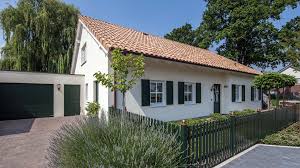 rundum wohlfuhlen in unserem haus voss mit grosszugigem wohn essbereich und uberdachter terrasse jetzt durch unsere ha baumeister haus haus grundriss bungalow