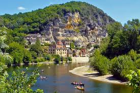 Castles, châteaux, and other important historical museums are sprinkled throughout the region, offering. Kanufahrt Auf Dem Fluss Dordogne In Volliger Freiheit Canoes Loisirs