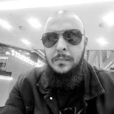 El Rapero Kanye West a quien en varias ocasiones se le ha visto con  playeras de bandas de black metal como Burzum, Dark Throne, Cradle Of Shit  y Ratlord. Declaró en una