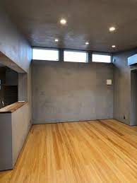 無垢材のフローリングとグレーのスイス漆喰壁の家 スタッフブログ カルクウォール販売 スイス漆喰の塗り壁リフォーム natura y s ナチュラワイズ 狭小ハウスデザイン リノベーション 家 家