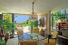 Celebrities are known for investing big in their comfort as their private lives are very high guarded, so no wonder actors goldie hawn and kurt russell weren't shy on spending big. Photos Of Goldie Hawn And Kurt Russell S Home