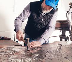 Dieser Betriebsinhaber erschafft Superhelden aus Metall