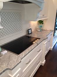 Vintage White Silver Cloud Granite Counter With Whtie Cabinets And White Backsplash Visit Globalgrani Kitchen Design Kitchen Without Backsplash Kitchen Decor