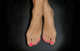Morton's neuroma is a benign neuroma of an intermetatarsal plantar nerve, most commonly of the second and third intermetatarsal spaces (between the second/third and third/fourth metatarsal heads). Syndactylie Chirurgia Estetica Del Piede