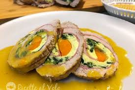 Aggiungiamo il sedano, la carota e la cipolla tagliata a cubetti e continuiamo a rosolare l'arrosto. Rolle Di Vitello Farcito In Casseruola Ricette Al Volo