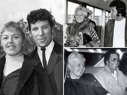 The wife of singer sir tom jones has died after a short but fierce battle with cancer, it has been announced. Sir Tom Jones Wife Dead Lady Melinda Rose Woodward Passes Away After Short Battle With Cancer Irish Mirror Online
