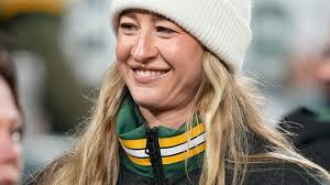 LPGA star Nelly Korda wears custom Cheesehead at NFL Packers game